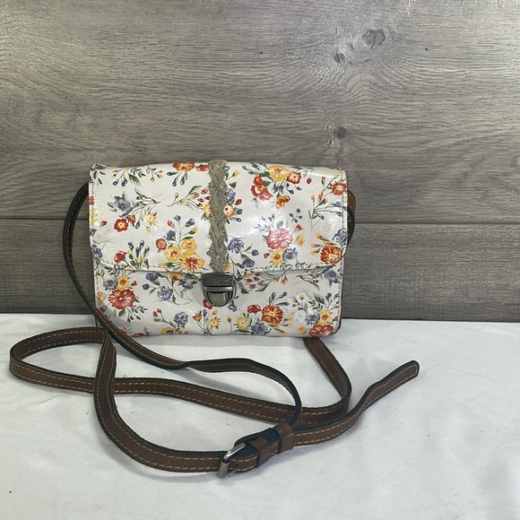 Patricia Nash Handbags - Patricia Nash Lanza Crossbody Bag White w/ Flower Print